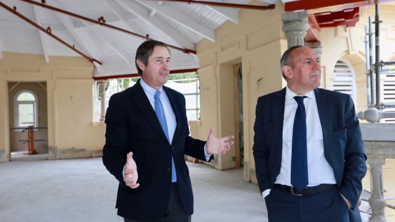 Ramiro Gonzalez visita las obras de rehabilitación del Casino del parque de Lamuza