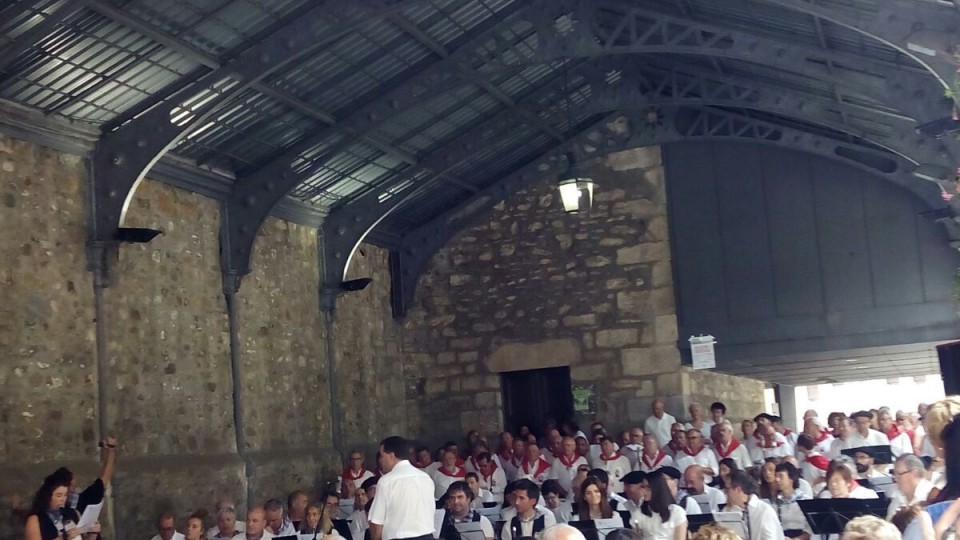 Los y las txistularis y los bailes de las personas congregadas en el pórtico amenizaron el día