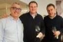 El diputado de Agricultura Eduardo Aguinaco, el Director de Juventud de Gobierno Vasco, Ander Añibarro y el Viceconsejero de Transportes Toño Aiz disfrutan del hamaiketako ofrecido en el batzoki